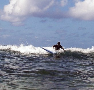 Vejas surfing.