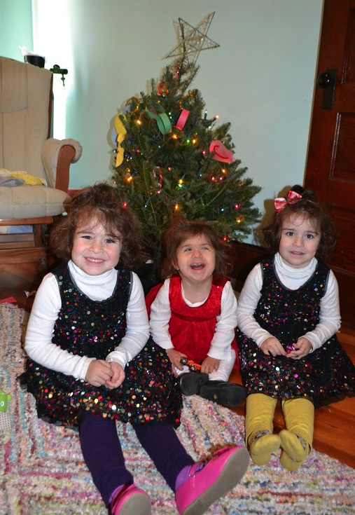 Shelby and her sisters in front of the Christmas tree