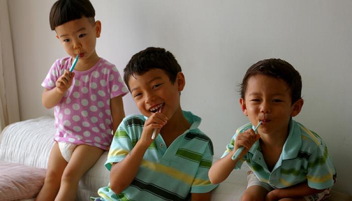 kids brushing teeth