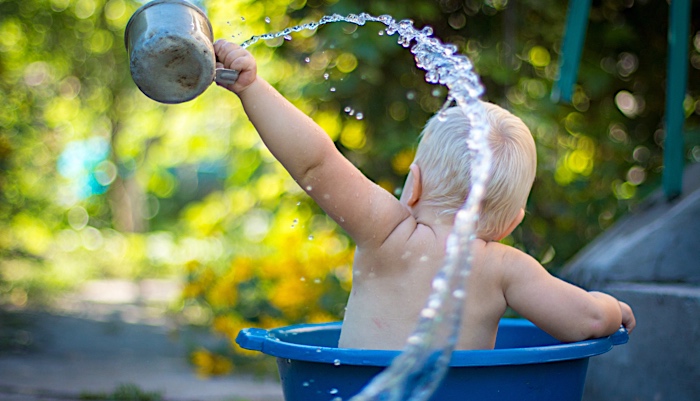 baby splashing