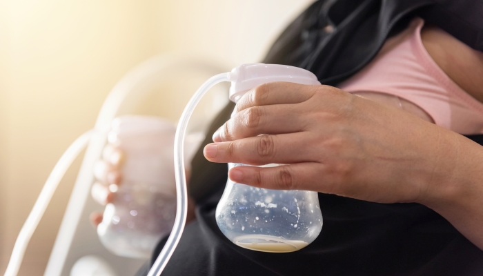 Pump breast milk by Automatic machine.