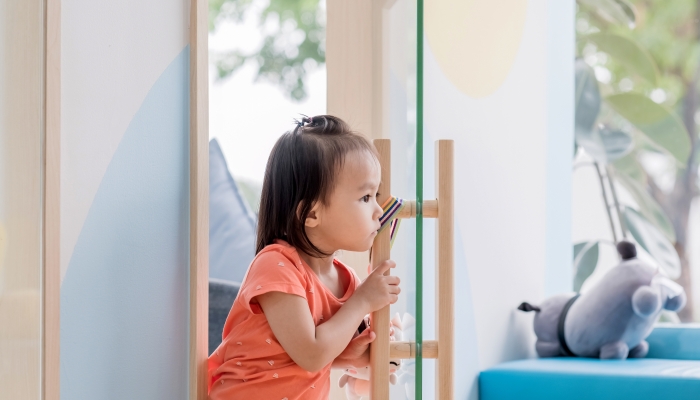 Little asian girl open glass door.