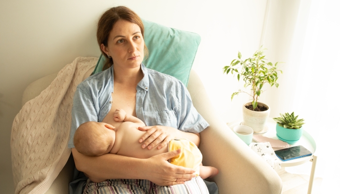The young mom wants to breastfeed her newborn baby but have breast pain.