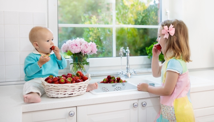 Children eat strawberry.