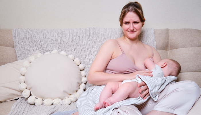 Pain and problems in a woman while breastfeeding a baby.