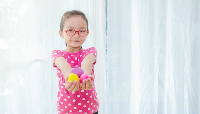 Asian girls wear pink shirts and red eyeglasses.