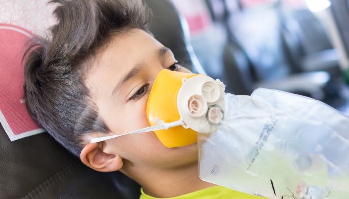 Kid traveling by airplane with need for oxygen first emergency aid.